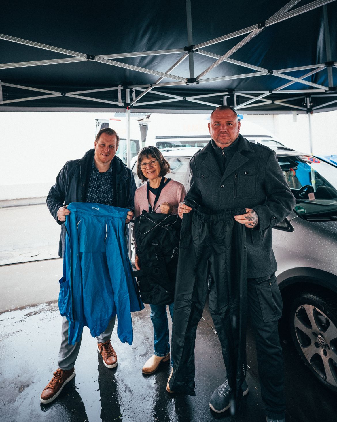 Übergabe der Regenkleidung