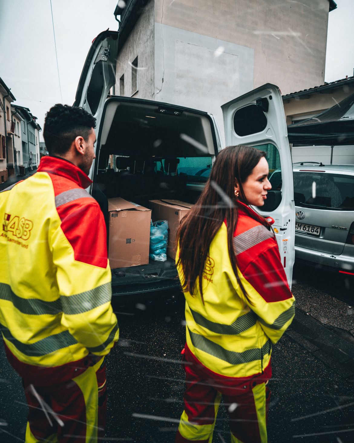 Samariter bringen Regenkleidung