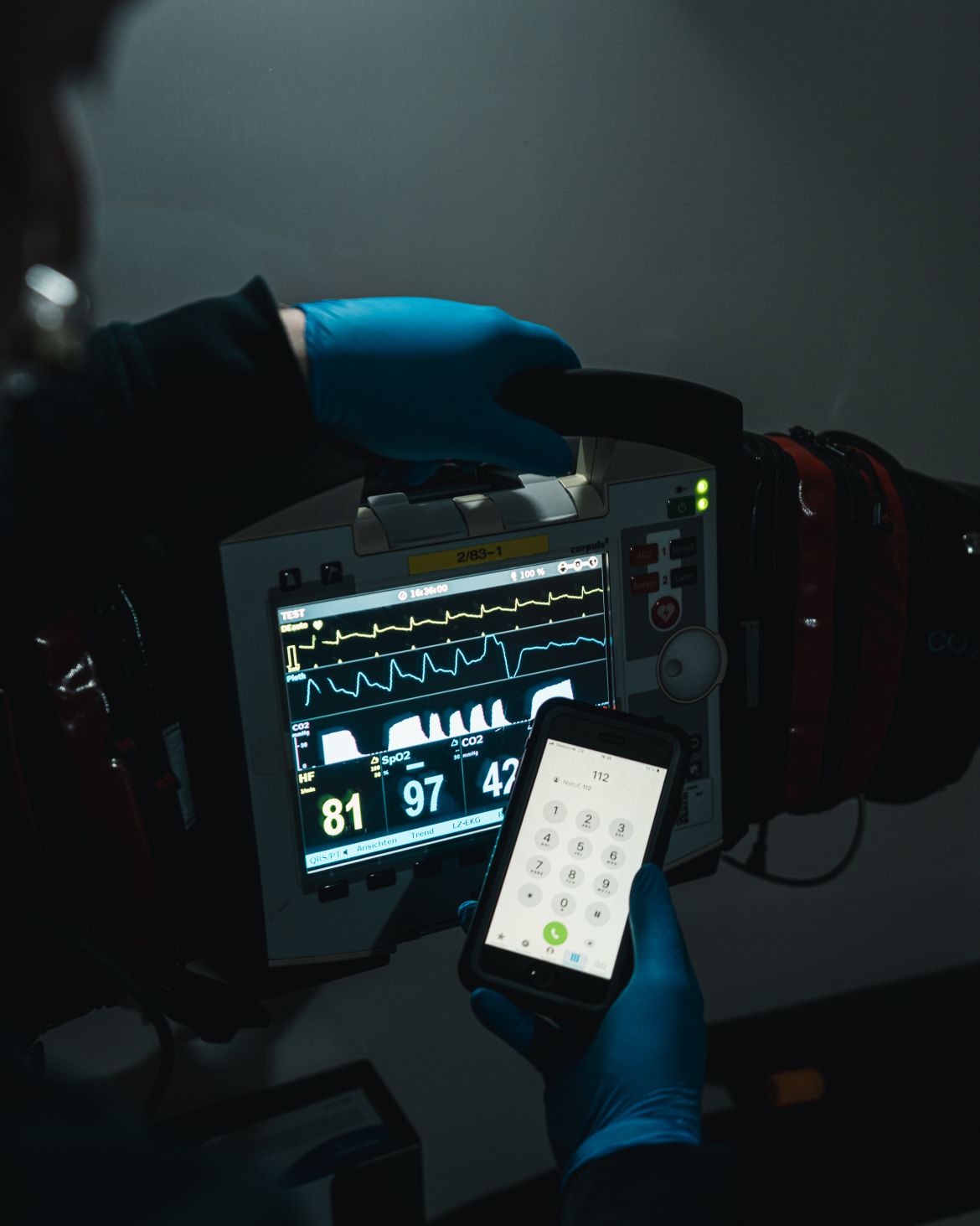 Monitoring der Vitalwerte am Notfallmonitor während eines Einsätzes